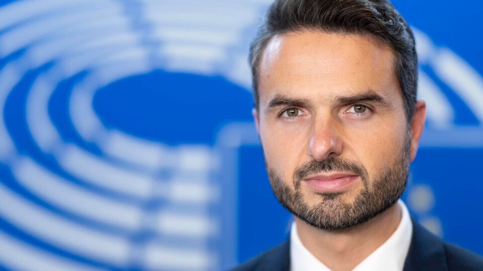 Захід постійно запізнюється з переданням озброєння Україні, заявив Тонін