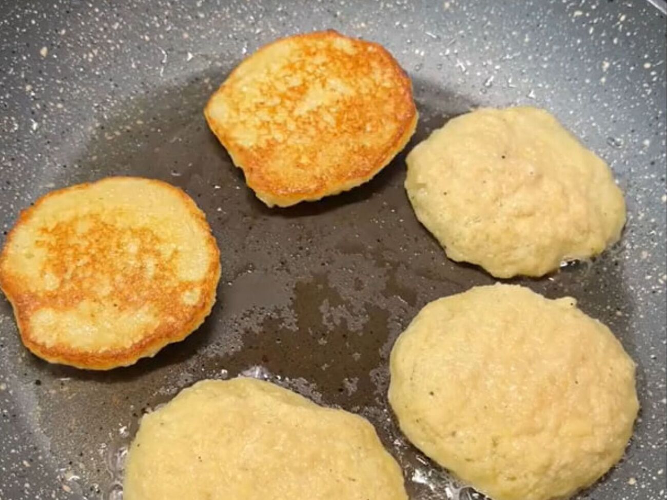 Обсмажте деруни з двох боків на сковороді з розігрітою олією