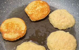 Обсмажте деруни з двох боків на сковороді з розігрітою олією