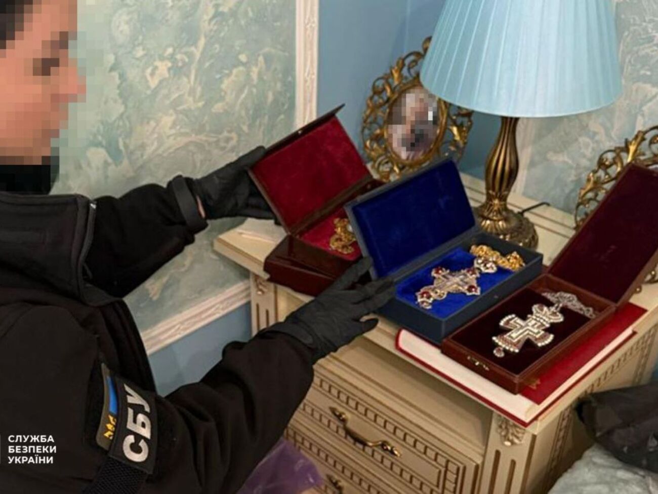 Настоятель, імовірно, планував через афілійовану структуру одноосібно розпоряджатися будівлями громади