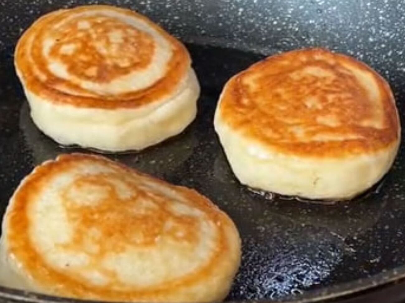 Щоб оладки вийшли пухкими, їх треба смажити під кришкою