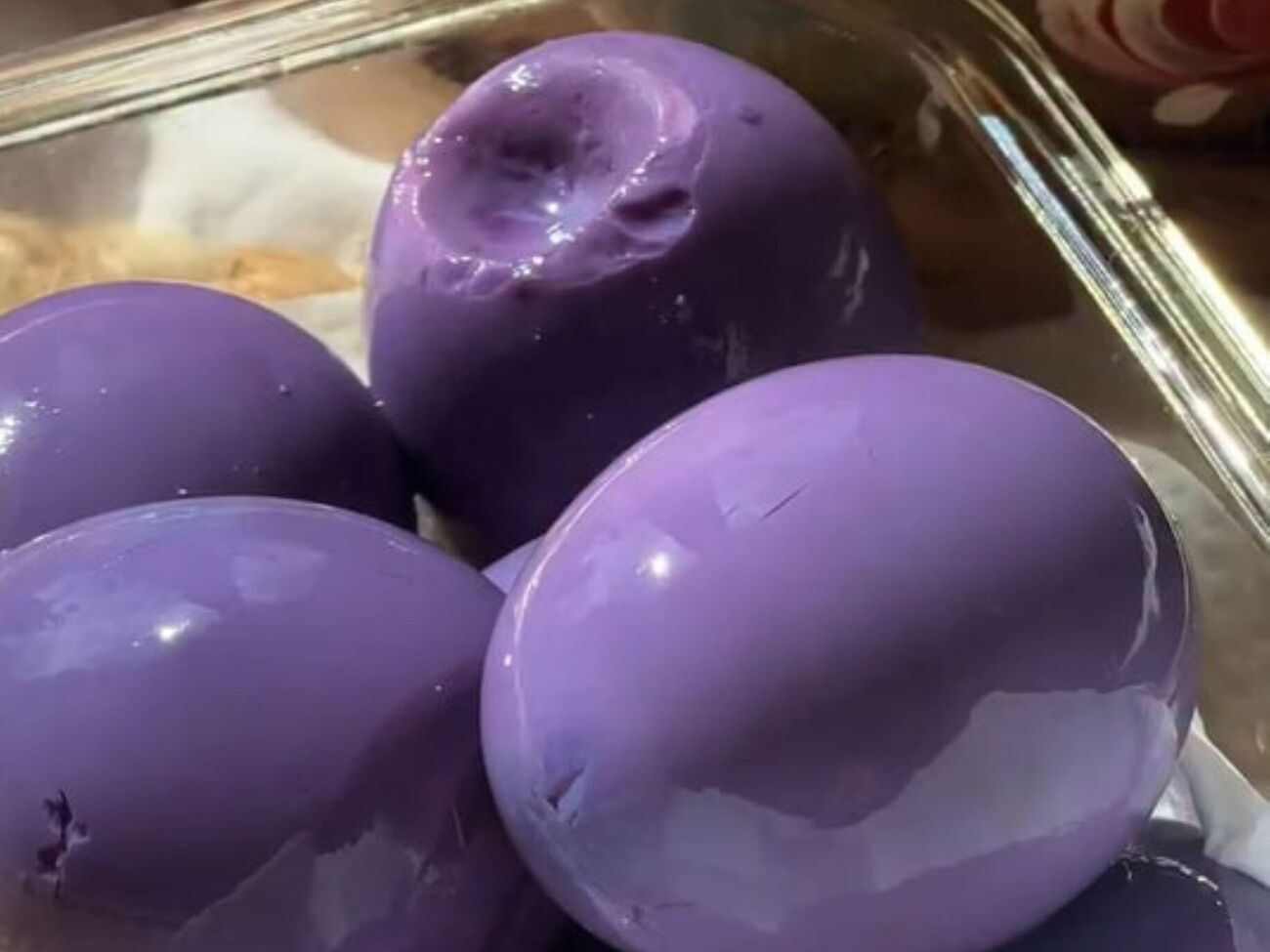Блогерка використала для фарширування яйця, пофарбовані в настої капусти