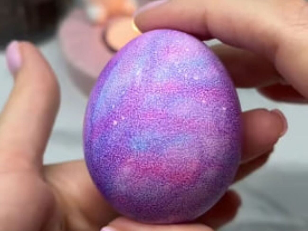 Пофарбувати яйця можна за допомогою мокрих серветок