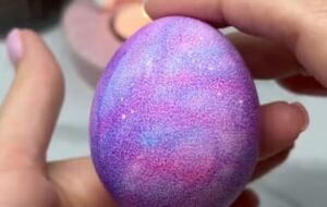 Пофарбувати яйця можна за допомогою мокрих серветок