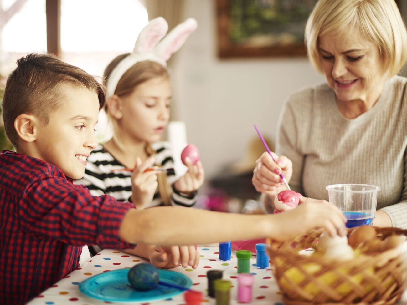 Якщо у створюванні крашанок беруть участь діти, треба звернути особливу увагу на склад барвників