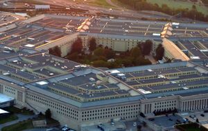 Эти отстранения происходят на фоне усилий администрации Трампа искоренить утечки информации, в частности, в министерстве обороны, пишет медиа
