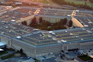 Эти отстранения происходят на фоне усилий администрации Трампа искоренить утечки информации, в частности, в министерстве обороны, пишет медиа