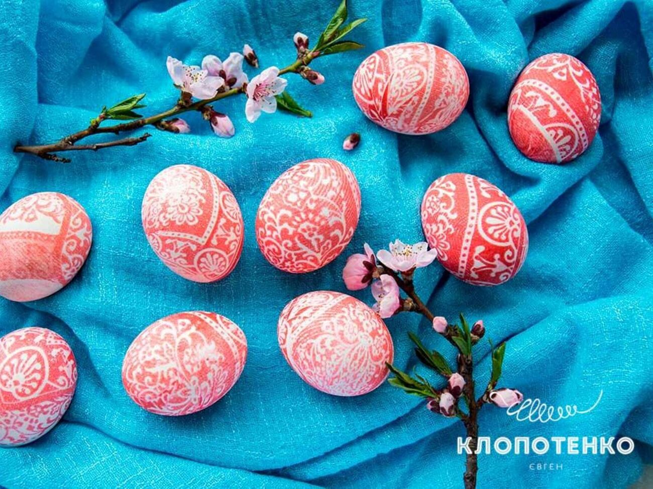 Для приготування крашанок знадобиться шовкова тканина із дрібним візерунком