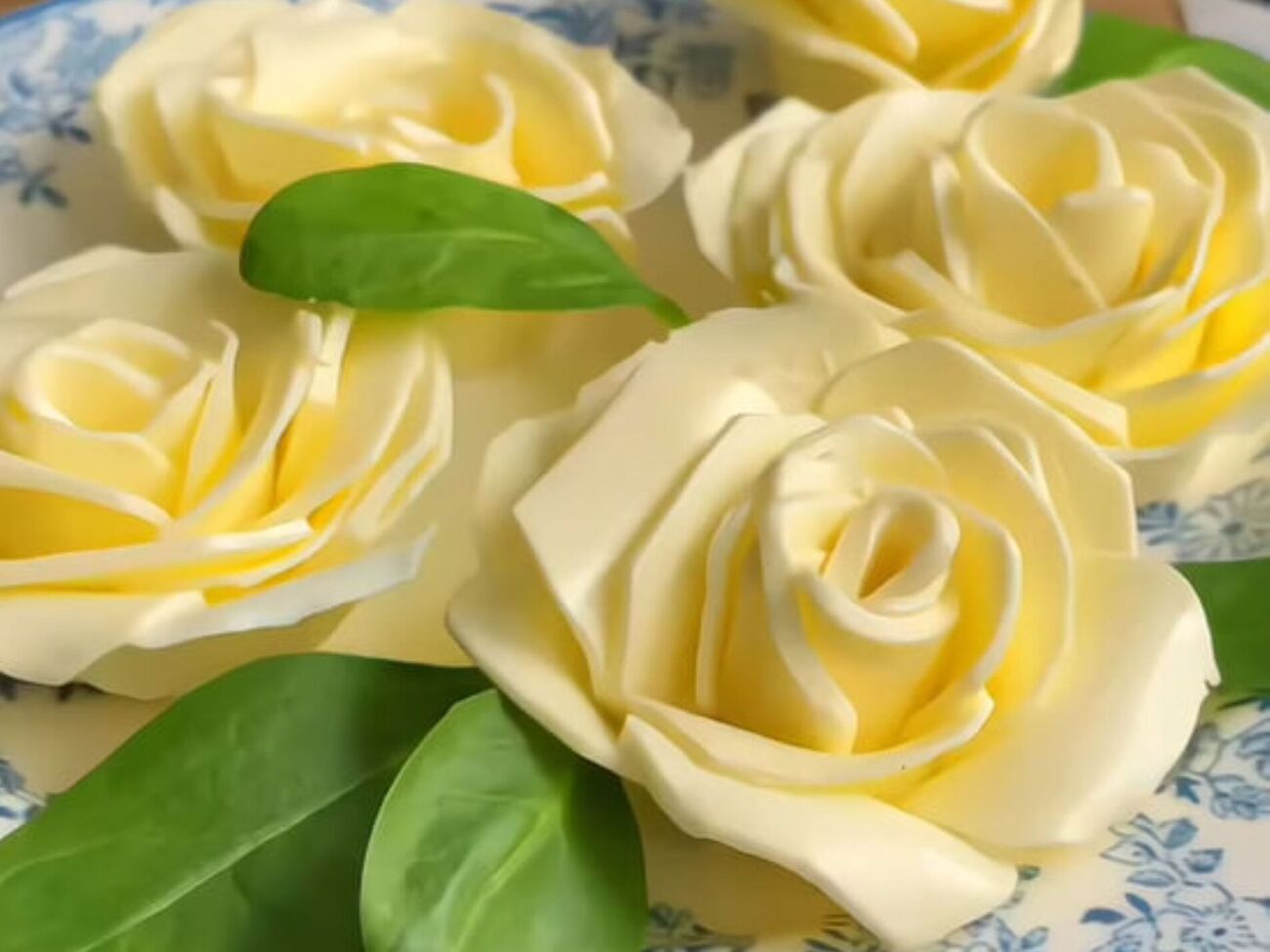 При желании розы из масла можно посыпать паприкой