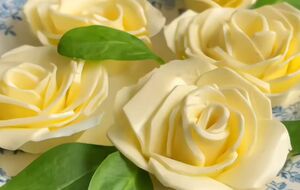 При желании розы из масла можно посыпать паприкой