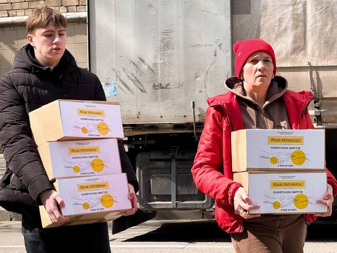 Фонд Рината Ахметова поддерживает продуктами вынужденных переселенцев в Днепре
