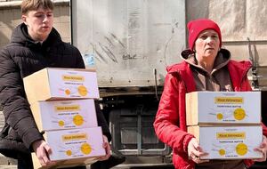 Фонд Рината Ахметова поддерживает продуктами вынужденных переселенцев в Днепре