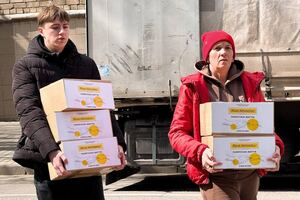 Фонд Рината Ахметова поддерживает продуктами вынужденных переселенцев в Днепре