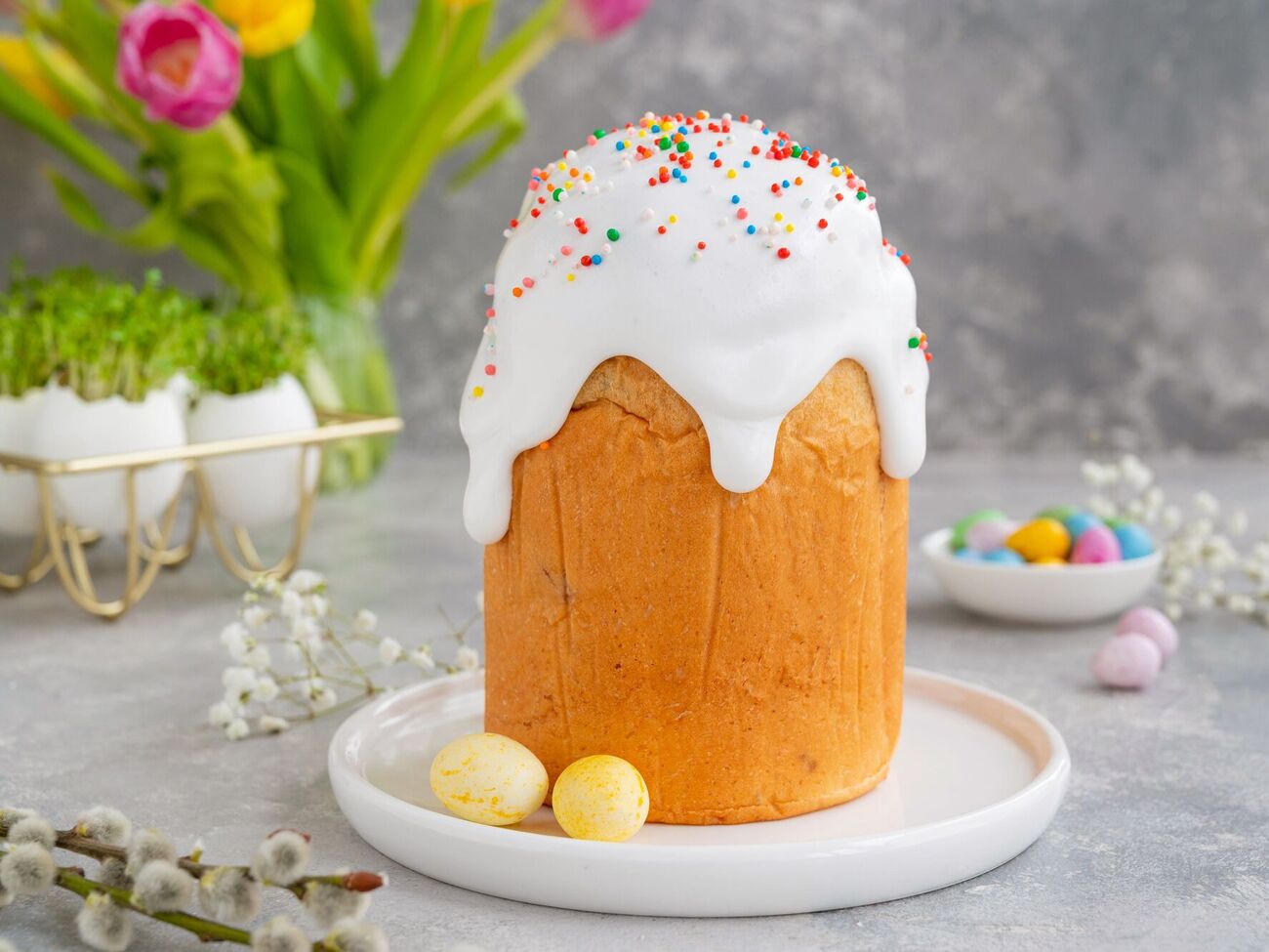 Смажьте паску белковой глазурью и оставьте примерно на четыре часа, чтобы она застыла