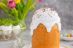 Смажьте паску белковой глазурью и оставьте примерно на четыре часа, чтобы она застыла