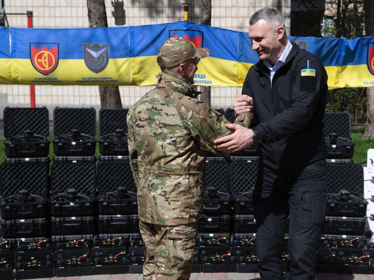 Кличко: Киев продолжает помогать военным
