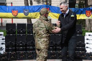 Кличко: Киев продолжает помогать военным