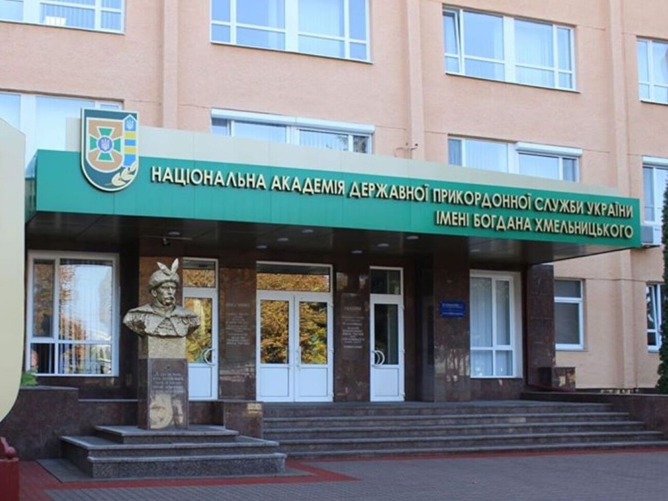 На теле курсанта обнаружены признаки огнестрельного ранения