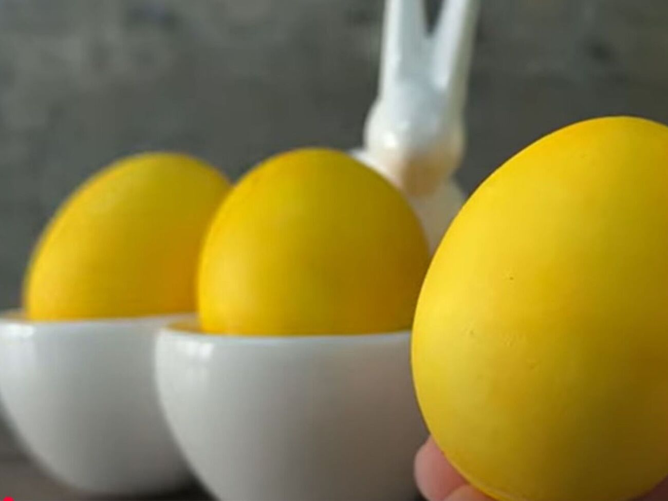 По словам блогера, метод окрашивания яиц куркумой простой, бюджетный, эффективный и безопасный