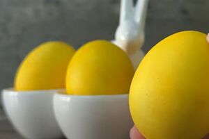 За словами блогерки, метод фарбування яєць куркумою простий, бюджетний, дієвий і безпечний