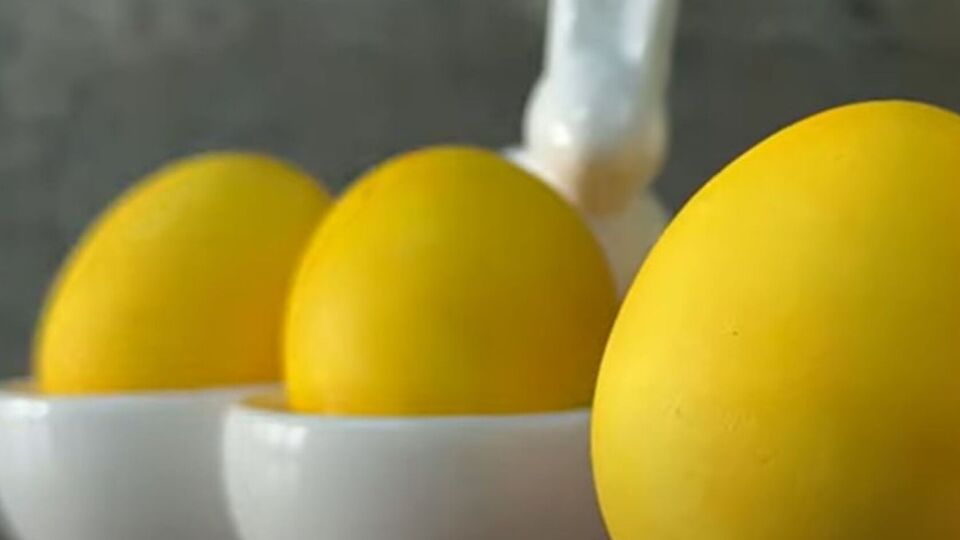 За словами блогерки, метод фарбування яєць куркумою простий, бюджетний, дієвий і безпечний