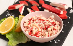 Крабовые палочки измельчают для намазки