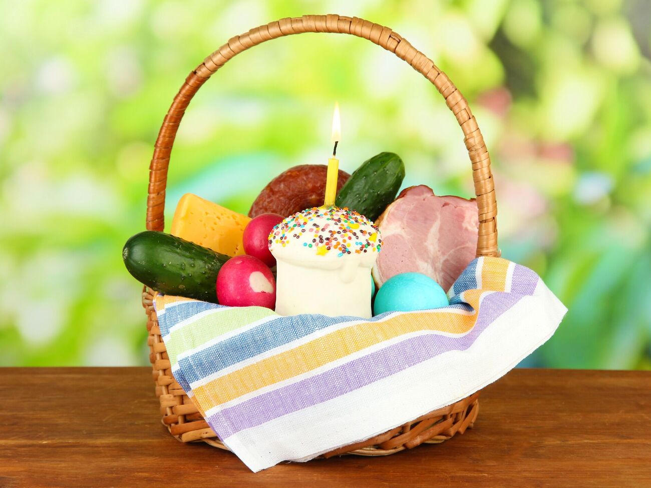 Великий великодній кошик, у якому будуть паски, яйця, огірки, сало й сир, обійдеться від 1 тис. грн