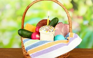 Великий великодній кошик, у якому будуть паски, яйця, огірки, сало й сир, обійдеться від 1 тис. грн