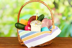 Великий великодній кошик, у якому будуть паски, яйця, огірки, сало й сир, обійдеться від 1 тис. грн