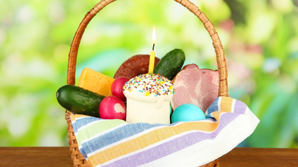 Большая пасхальная корзина, в которой будут паски, яйца, огурцы, сало и сыр, обойдется от 1 тыс. грн
