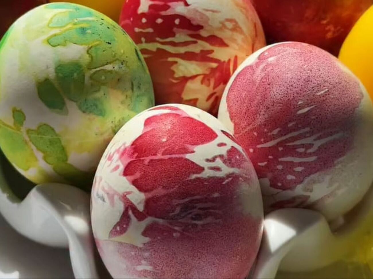 Яйця після фарбування потрібно дістати із серветок