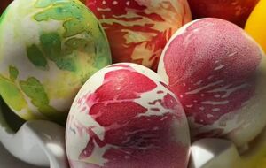 Яйця після фарбування потрібно дістати із серветок