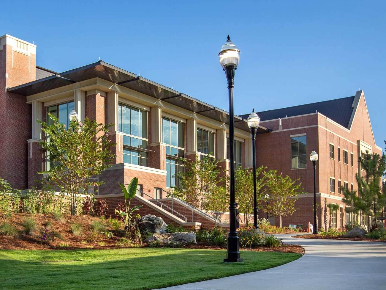 По меньшей мере два человека погибли, подозреваемый в стрельбе находится в больнице