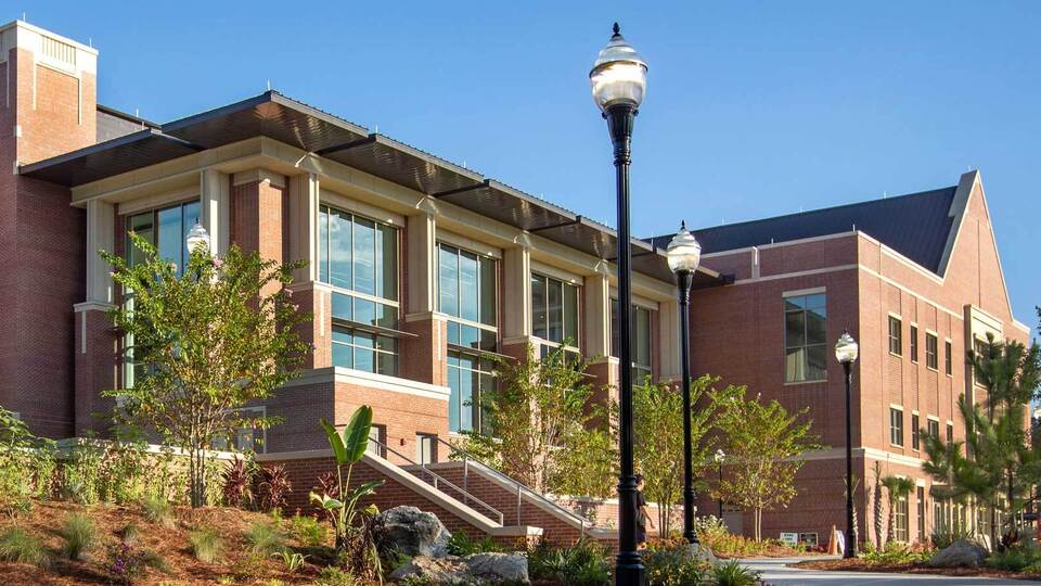 По меньшей мере два человека погибли, подозреваемый в стрельбе находится в больнице