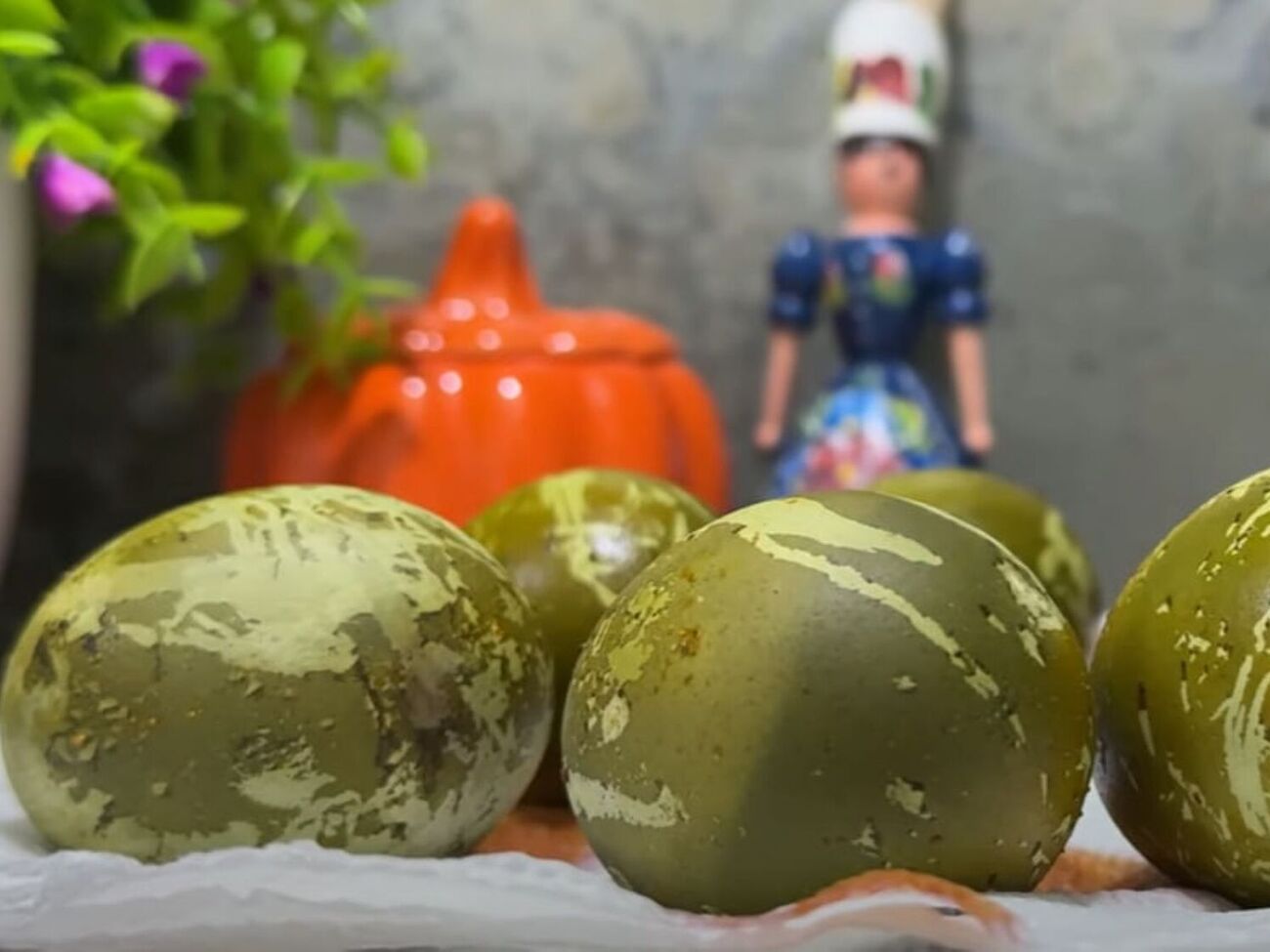 Яйца, окрашенные в куркуме и каркаде, имеют достаточно насыщенный зеленый оттенок