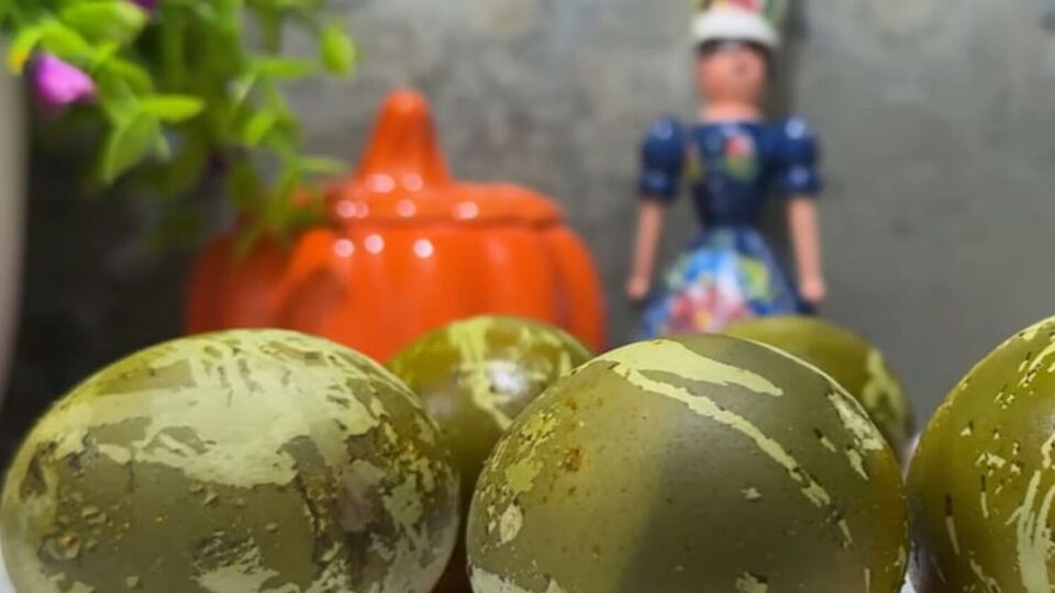 Яйца, окрашенные в куркуме и каркаде, имеют достаточно насыщенный зеленый оттенок