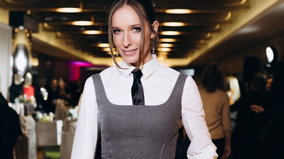 За словами Осадчої, окрім французької, вона також знає англійську мову