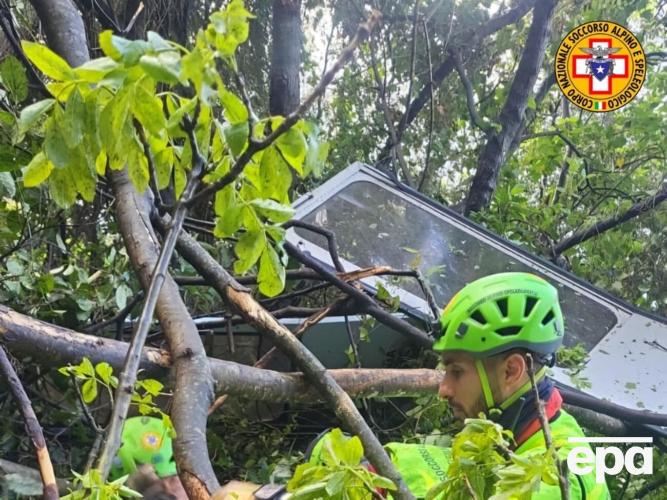 Кабіна впала в лісистій місцевості