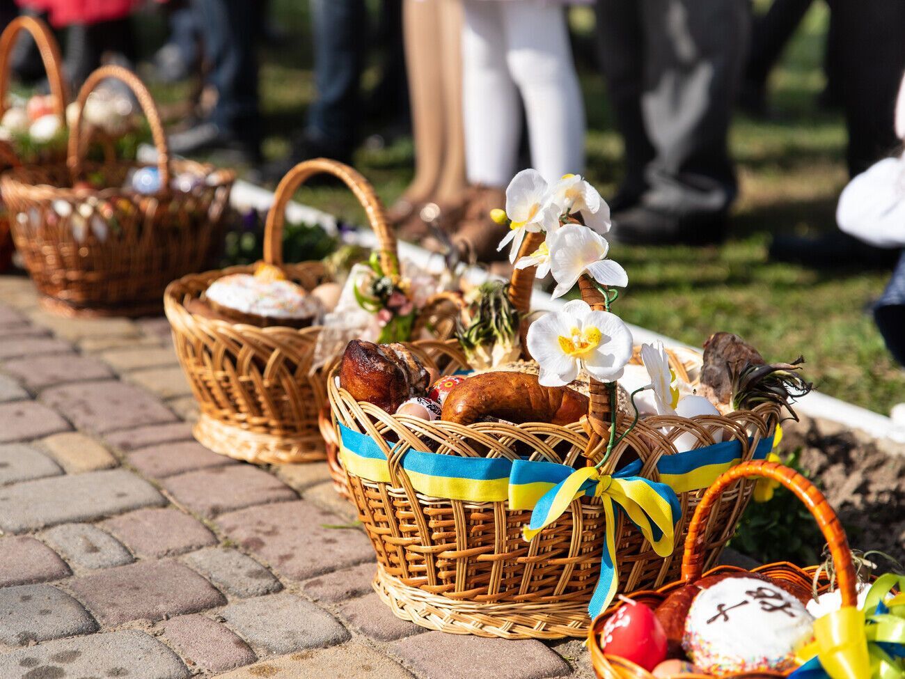 У кошику мають бути продукти, зміст яких є символічним