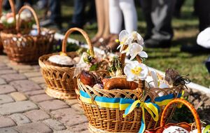 В корзине должны быть продукты, имеющие символический смысл