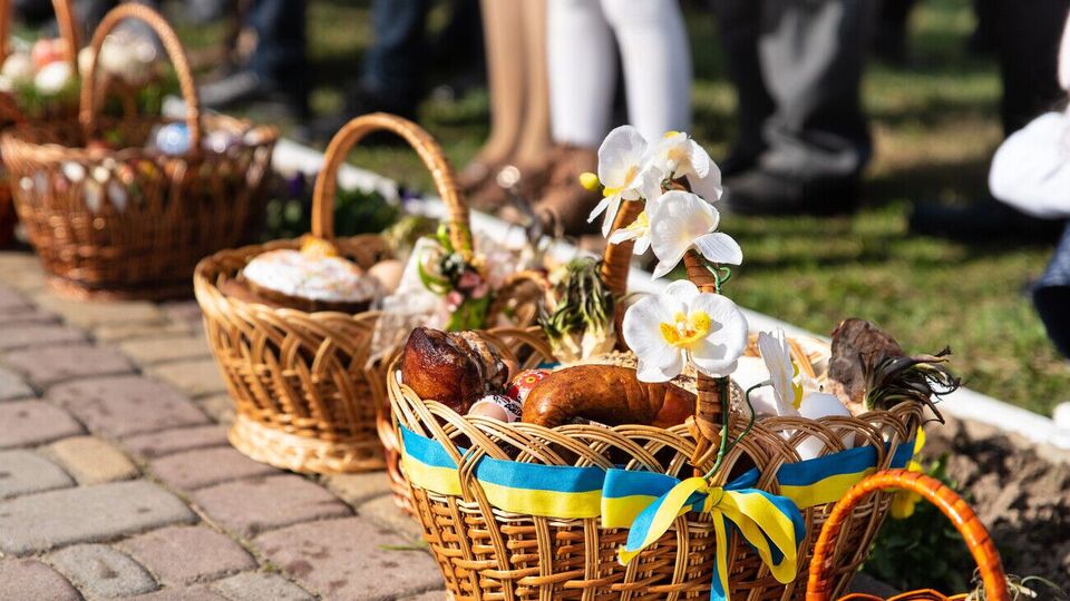 В корзине должны быть продукты, имеющие символический смысл