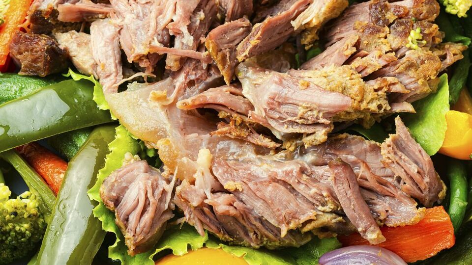 Блюдо лучше подавать с овощами