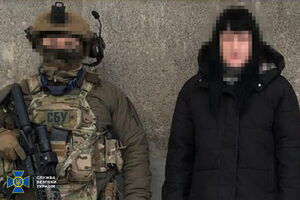По материалам дела, российские спецслужбы завербовали ее через одноклассника, который воюет на стороне РФ