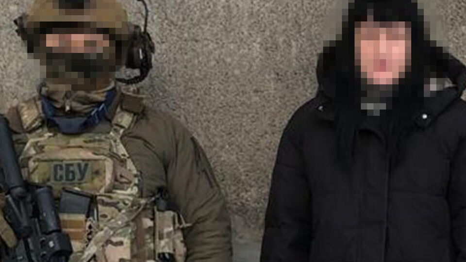 По материалам дела, российские спецслужбы завербовали ее через одноклассника, который воюет на стороне РФ