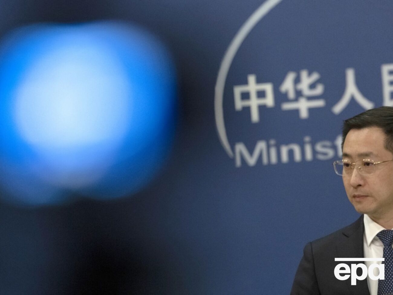 Спикер отметил, что КНР всегда активно выступала за прекращение войны, прекращение огня и продвижение мира и переговоров