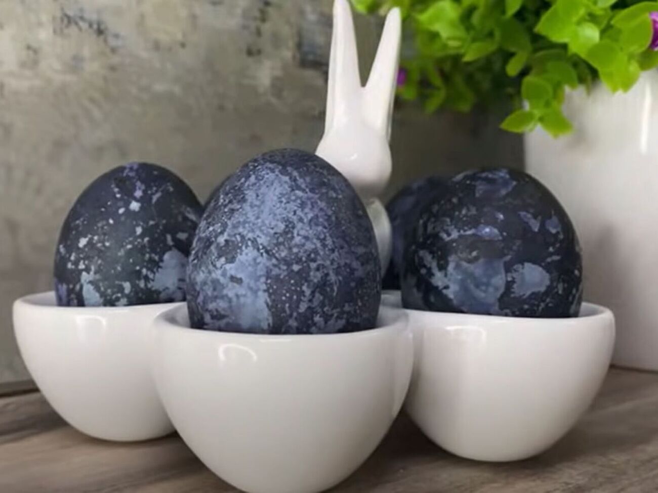 Для фарбування яєць знадобиться 50 г каркаде на 2 л води