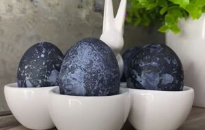 Для фарбування яєць знадобиться 50 г каркаде на 2 л води