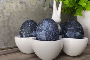 Для окрашивания яиц понадобится 50 г каркаде на 2 л воды