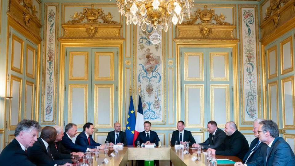 Макрон (на фото по центру): Ми всі єдині у прагненні до миру