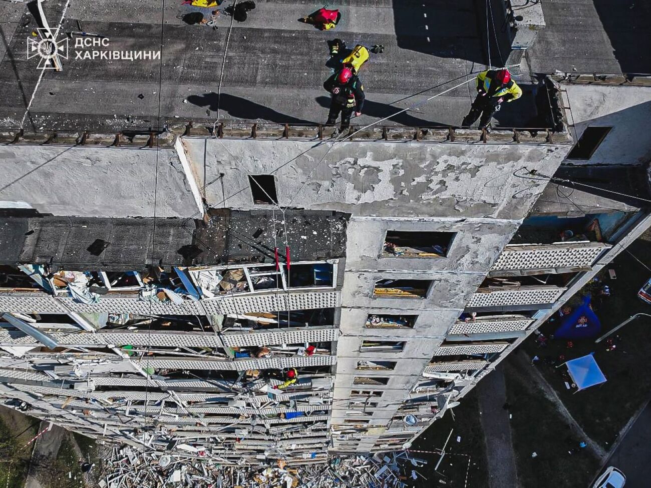 По словам президента, чтобы нанести такие удары в Страстную пятницу, нужно быть "откровенной сволочью и презирать жизнь"